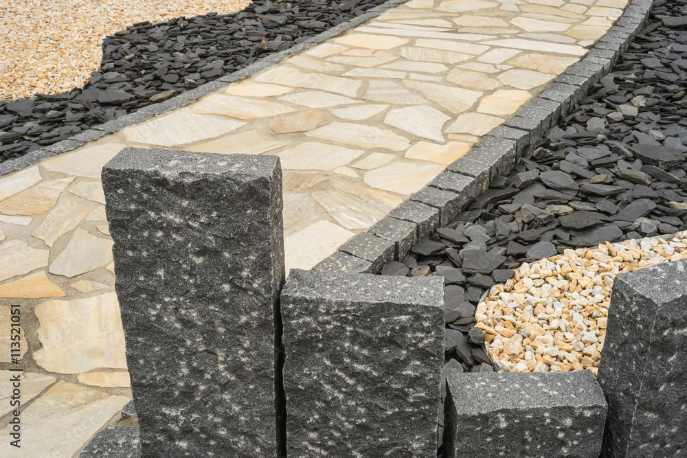 Stelen aus Granit und Gartenweg im Steingarten Steles made of