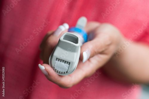 détail femme et aérosol pour asthme