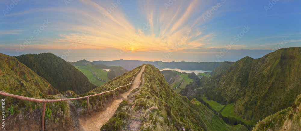 Fototapeta premium Górski krajobraz z szlakiem turystycznym i widokiem na piękne jeziora, Ponta Delgada, Wyspa Sao Miguel, Azory, Portugalia