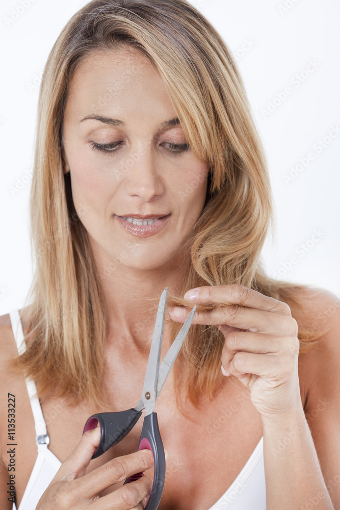 femme se coupant les pointes de cheveux femme se coupant les pointes de cheveux