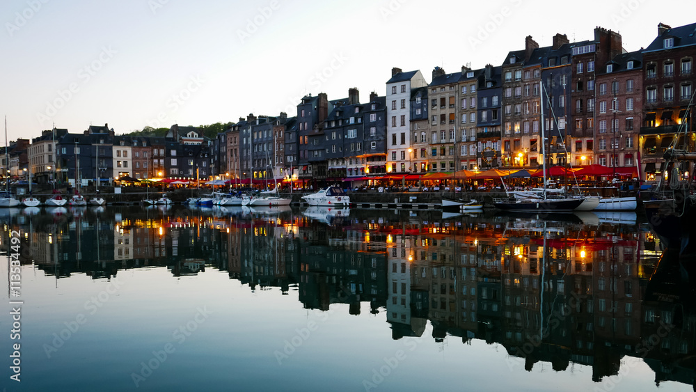 Fototapeta premium Evening in Honfleur harbor, France (2)