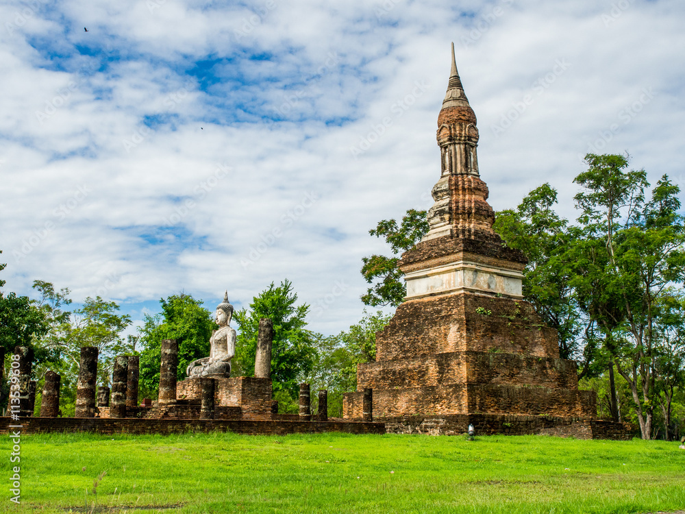 Fototapeta premium Wat Traphang Ngoen, an ancient temple in Sukhothai Historical Park, Sukhothai, Thailand. 