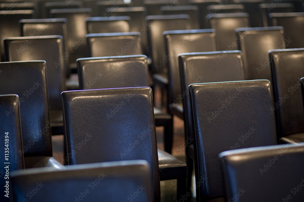 Naklejka premium Rząd krzeseł na sali konferencyjnej