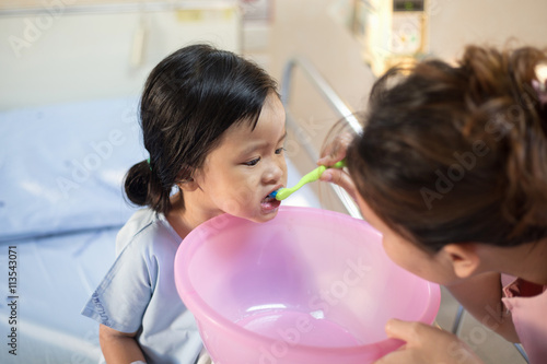 Dental nurses to provide patients with the girl.