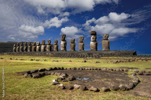 Die größte Zeremonialplattform der Osterinsel der Ahu Tongariki mit fünfzehn Moai Statuen an der Südküste.
