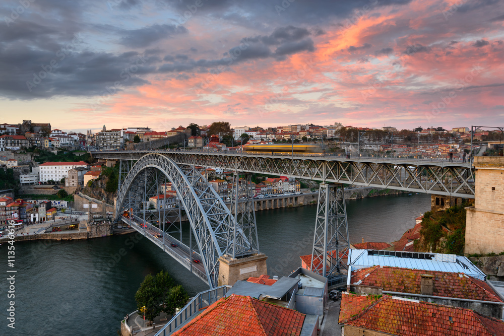 Naklejka premium Ponte Dom Luis na cidade do Porto ao Pôr do Sol