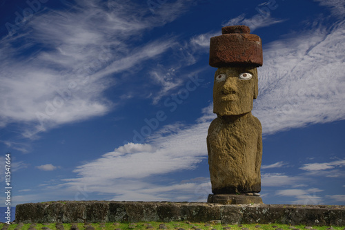 Der einzige Moai mit Augen und Hut auf dem Ahu Ko Te Riku nahe Hanga Roa auf der Osterinsel. photo