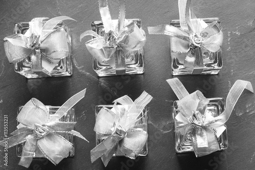 bomboniere venticinquesimo su piatto di ardesia