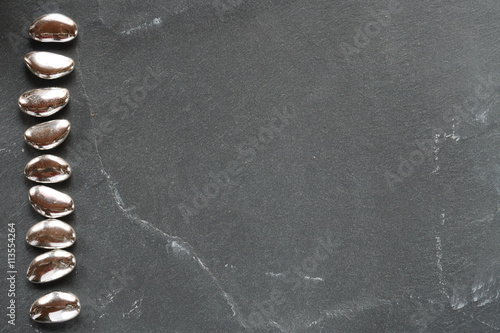 fila di confetti argento su piatto argento