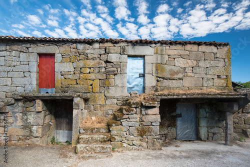 Obraz na plátně Aged characteristic farmhouse in Galicia