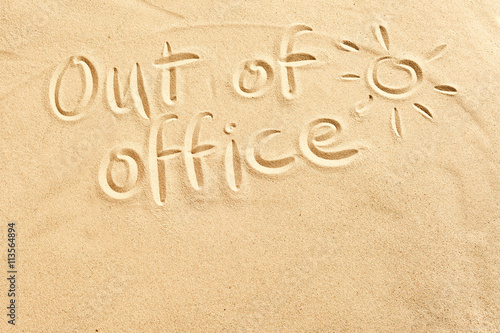 Quadro su tela Out of office sign on beach sand