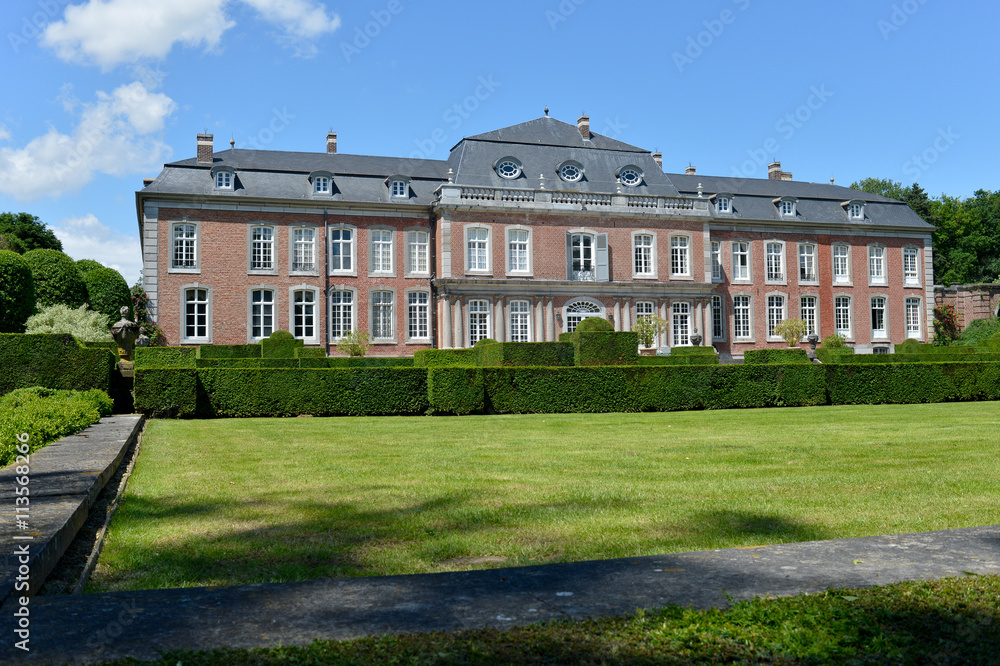 Het 18de eeuwse kasteel Hex in Belgie is bekend om zijn tuinen en rozen met de jaarlijkse rozendagen.