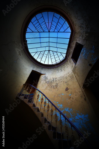 Obraz na płótnie Old staircase with skylight w salonie