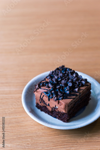 Obraz na płótnie Dark chocolate cake on wood table w salonie