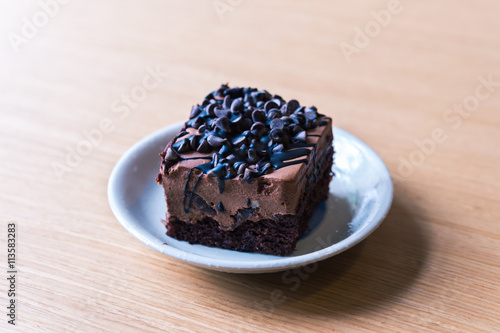 Obraz na płótnie Dark chocolate cake on wood table w salonie