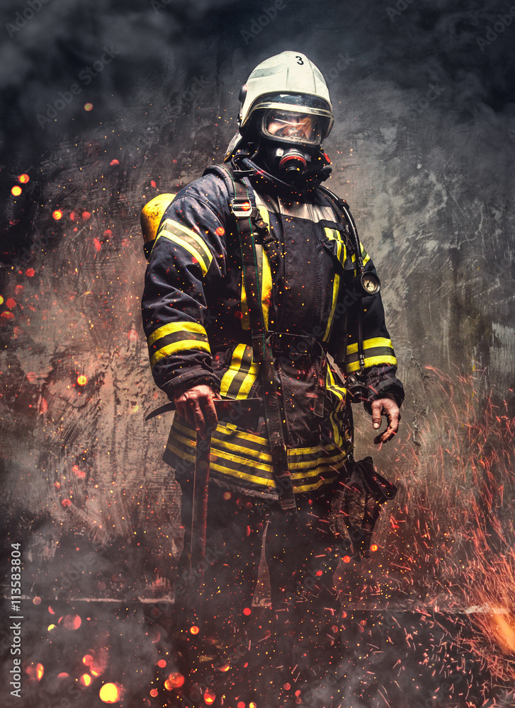 Obraz premium Rescue man in firefighter uniform.