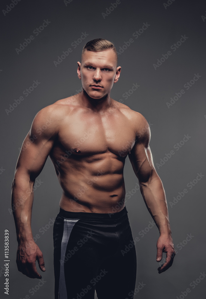 Fototapeta premium Portret opalonej kobiety fitness bez koszuli.
