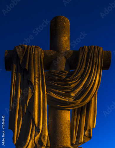 croix drapée de nuit photo