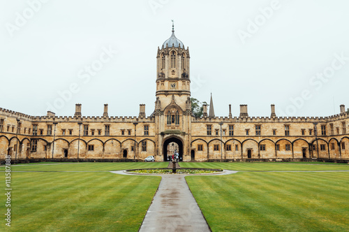 Photo Courtyard in Christ Church College a rainy day with no people