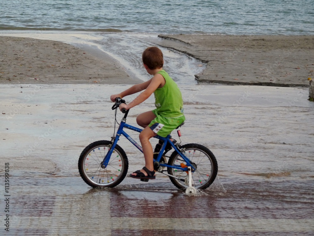 NIÑO PASEANDO EN BICICLETA POR EL PASEO MARÍTIMO DE LOS ALCÁZARES EN EL MAR MENOR,MURCIA,ESPAÑA NIÑO PASEANDO EN BICICLETA POR EL PASEO MARÍTIMO DE LOS ALCÁZARES EN EL MAR MENOR,MURCIA,ESPAÑA