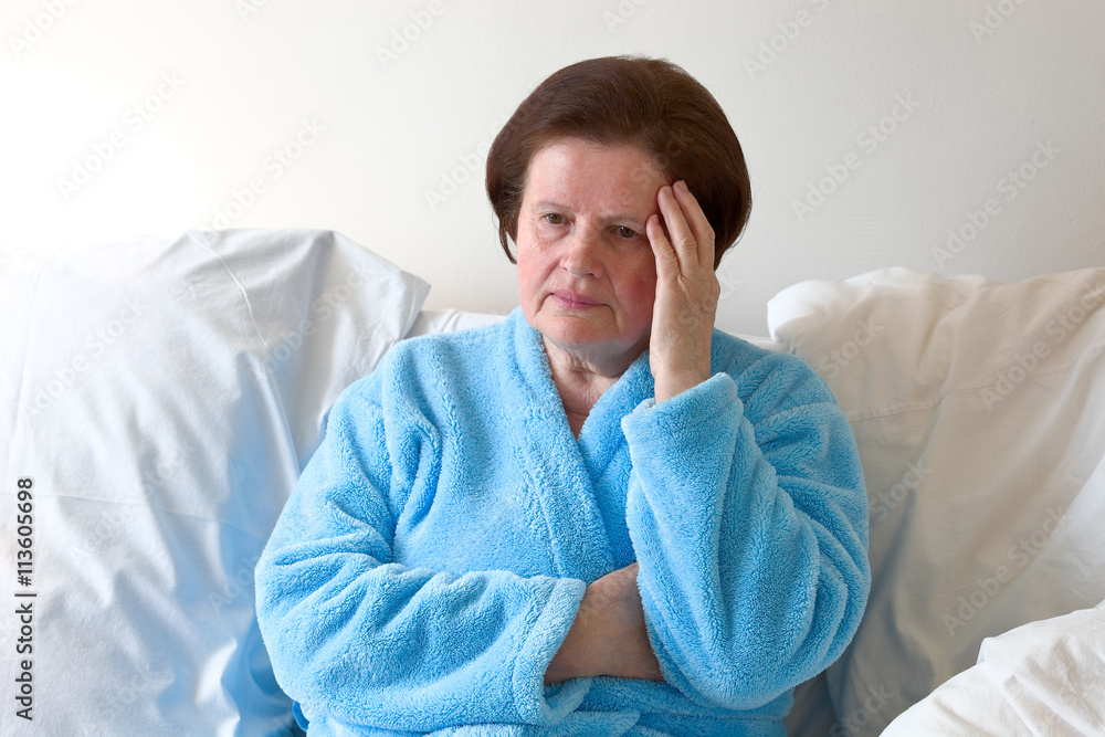 Nachdenkliche Frau im Bett Nachdenkliche Frau im Bett