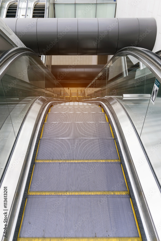 Obraz premium Closeup of the escalator in the big building.