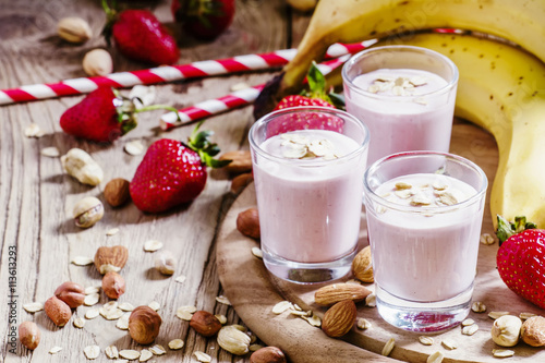 Milkshake with banana, strawberries, oatmeal and ground nuts, vi
