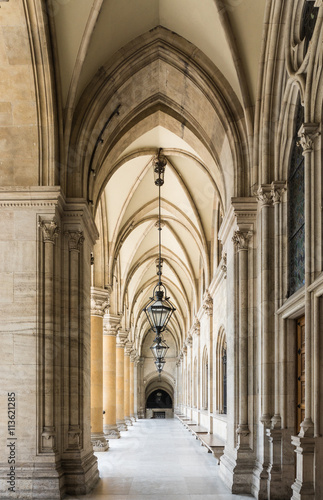 Obraz na płótnie Durchgang im Rathaus in Wien w salonie