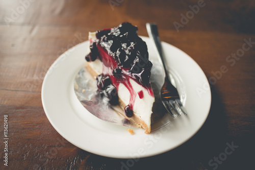 Cake with cream cheese and blueberries