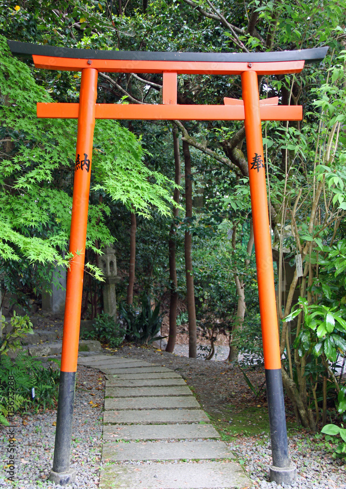 Petit torii vermillon d'un temple à Kyoto, Japon Petit torii vermillon d'un temple à Kyoto, Japon