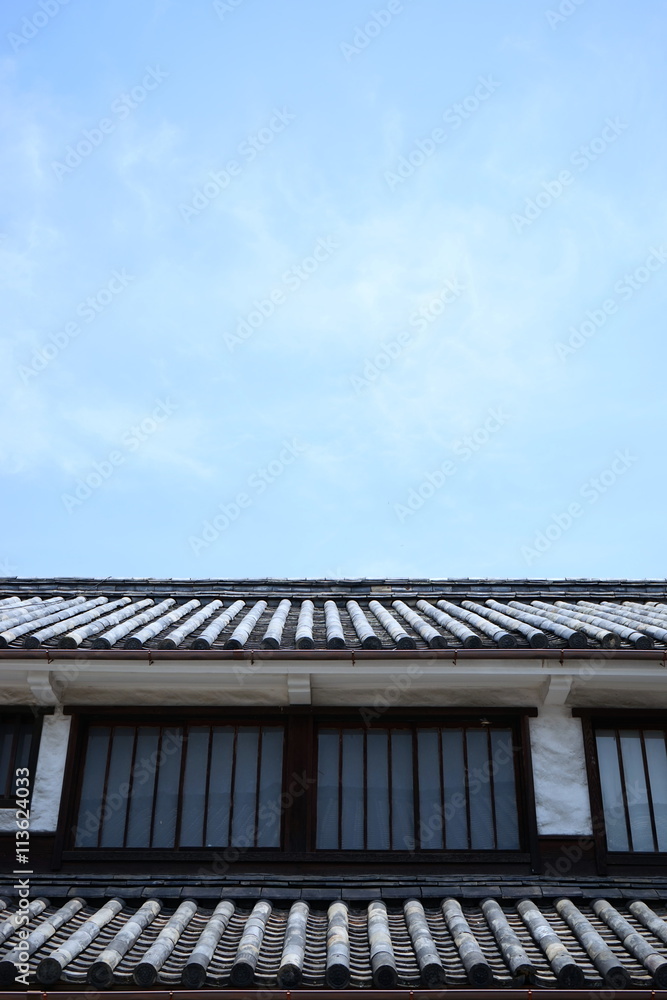 青空に佇む日本の伝統的な建築物 日本建築 日本旅行 和風 瓦