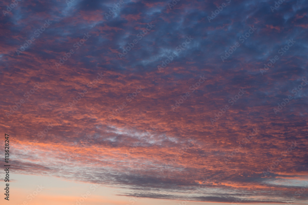 Naklejka premium sunrise in the colored sky, soft clouds and abstract background