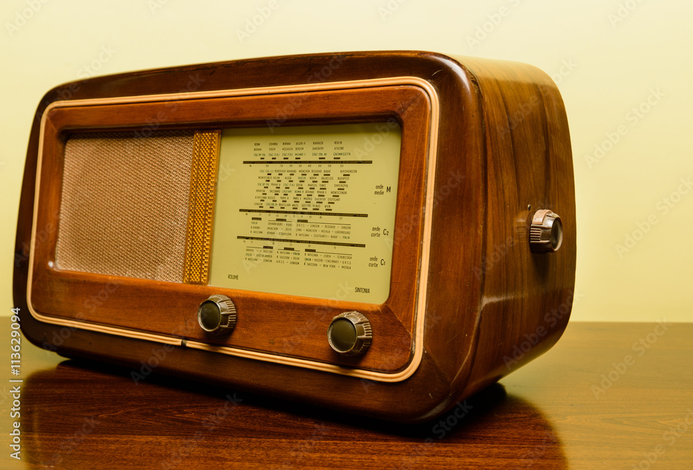 Vecchia radio valvolare, vintage foto de Stock | Adobe Stock