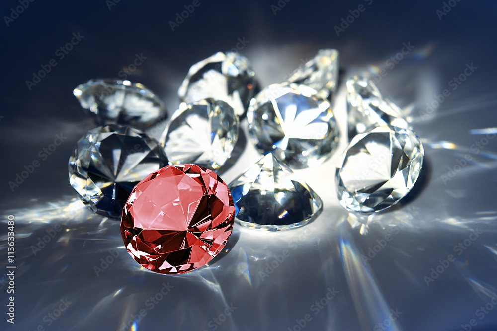 Unikat roter Brillant und weisse Diamanten Unikat roter Brillant und weisse Diamanten