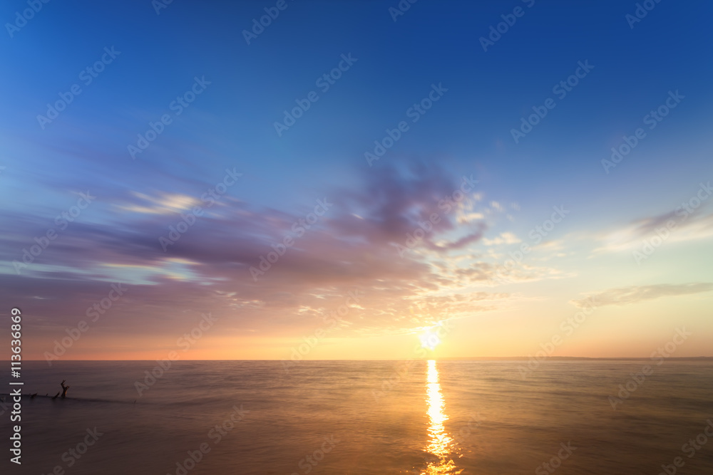 Obraz premium sunrise on the water / Early summer morning bright sky Beach