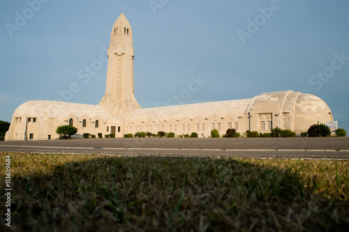 Het Ossuarium Douaumont,een monument waarin zich de resten van 130.000 ongeïdentificeerde Franse en Duitse soldaten uit de eerste wereldoorlog bevinden.  photo