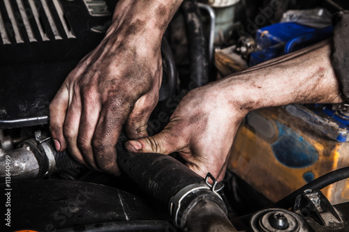 Quadro su tela Working man fix engine