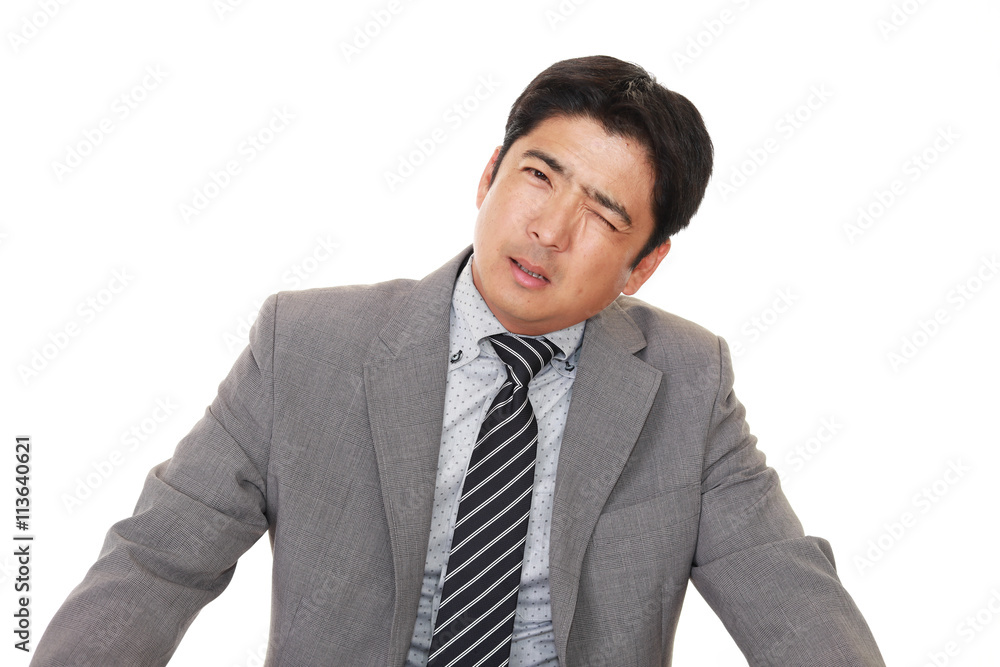 疲れた表情のビジネスマン