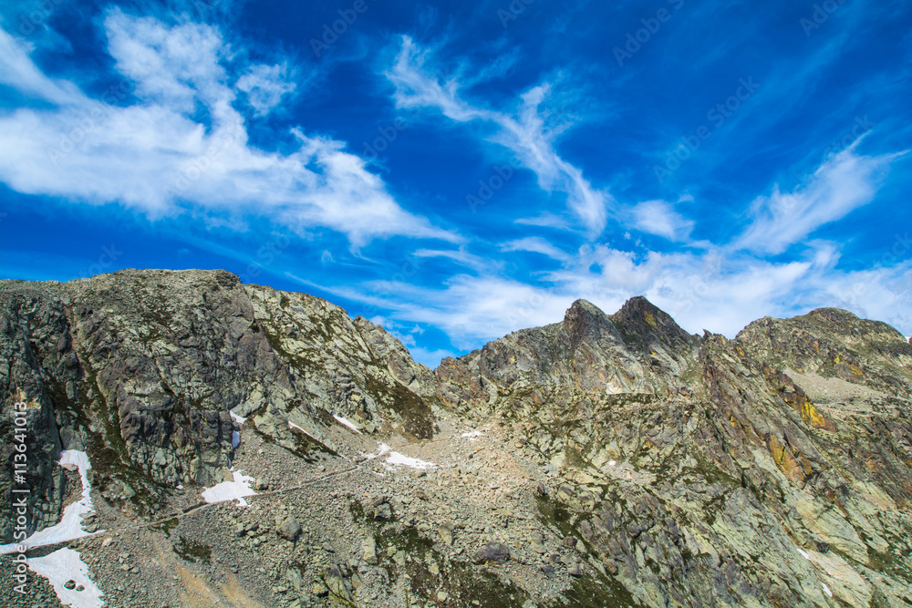Panorama alpino con laghetto