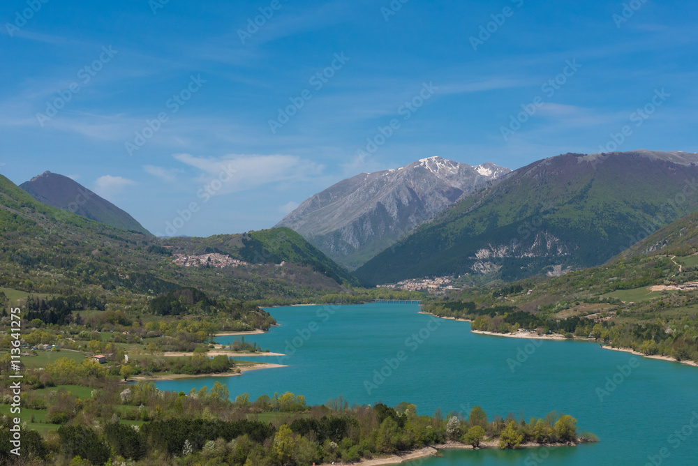Villetta Barrea is a town in the province of L'Aquila (Italy), on the Barrea lake, in the heart of National Park of Abruzzo (in italian Parco Nazionale d'Abruzzo)