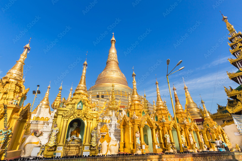 Fototapeta premium Shwedagon big golden pagoda in yangon, myanmar (burma) 