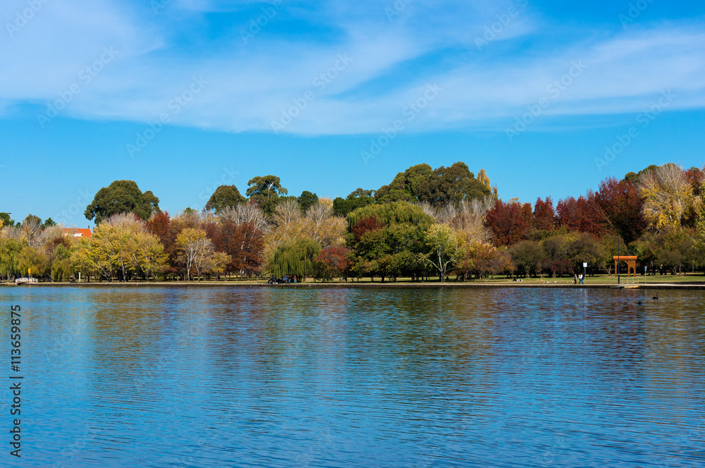 Fototapeta premium Lake Burley Griffin with Bowen park in autumn. Canberra, Austral