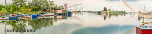 Tableau sur toile ships and fishing huts in the quiet of brackish lagoon