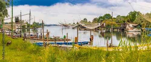Billede på lærred ships and fishing huts in the quiet of brackish lagoon