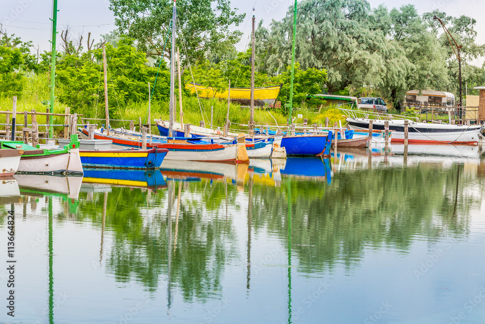 Obraz premium ships in the quiet of brackish lagoon
