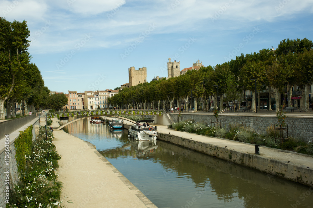 Het Canal du Midi stroomt door het centrum van Narbonne Het Canal du Midi stroomt door het centrum van Narbonne