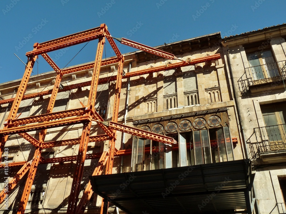 SUJECIÓN DE FACHADA MEDIANTE APEOS Y ESTABILIZADORES SUJECIÓN DE FACHADA MEDIANTE APEOS Y ESTABILIZADORES