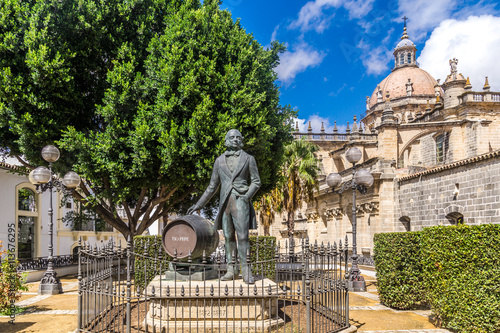 Bronzestatue von Tio Pepe vor der Kathedralkirche zu Jerez in Andalusien
