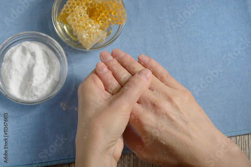 Cleening skin with baking soda photo