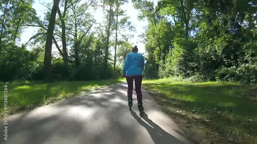 Frau fährt inliner im Park Frau fährt inliner im Park
